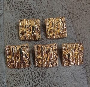 Boutons carrés dorés